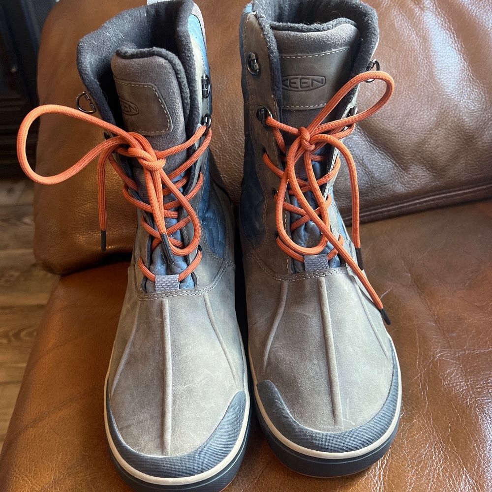 Snow boots